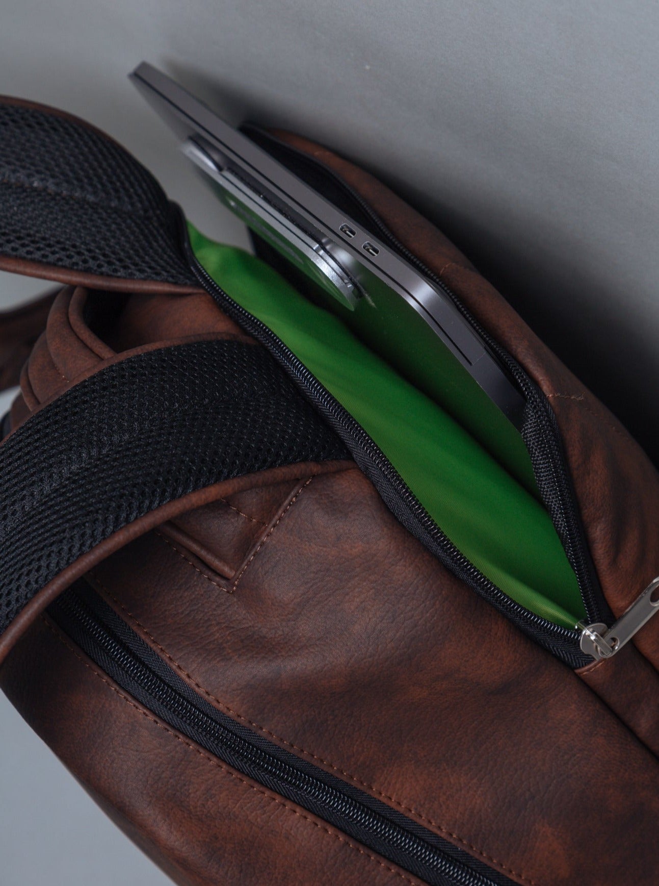 BACKPACK TITAN MARRÓN - ZUSSA