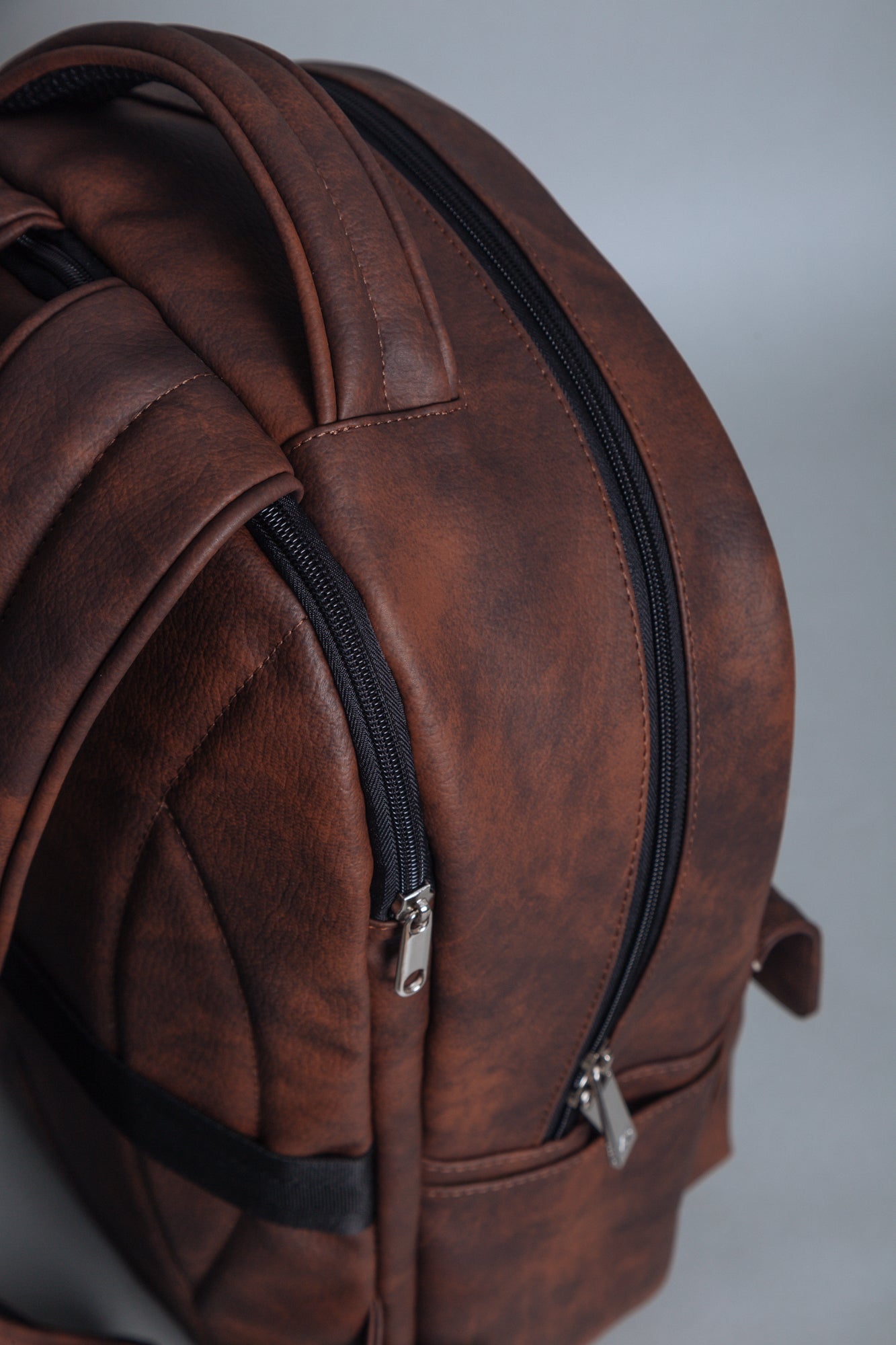 BACKPACK TITAN MARRÓN - ZUSSA