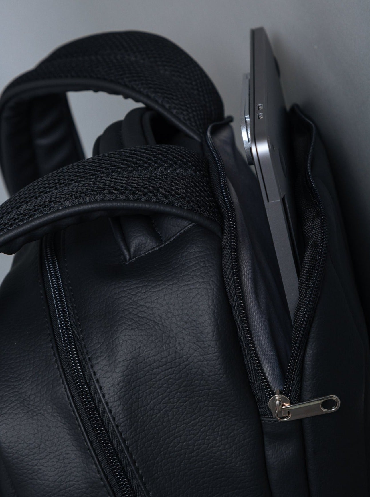 BACKPACK TITAN NEGRO - ZUSSA