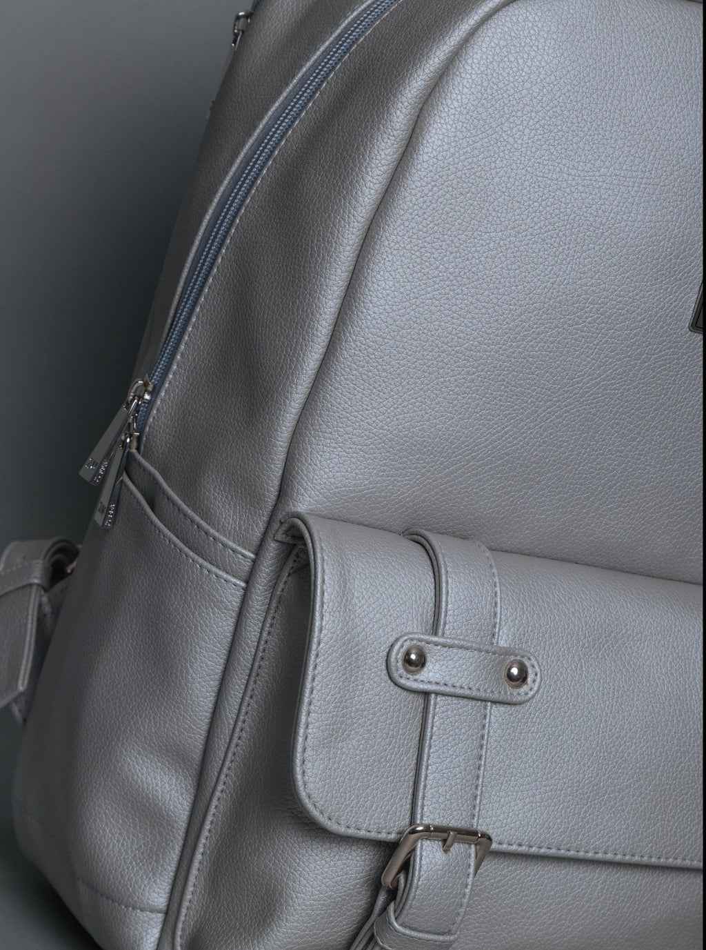 BACKPACK TITAN PLATA - ZUSSA