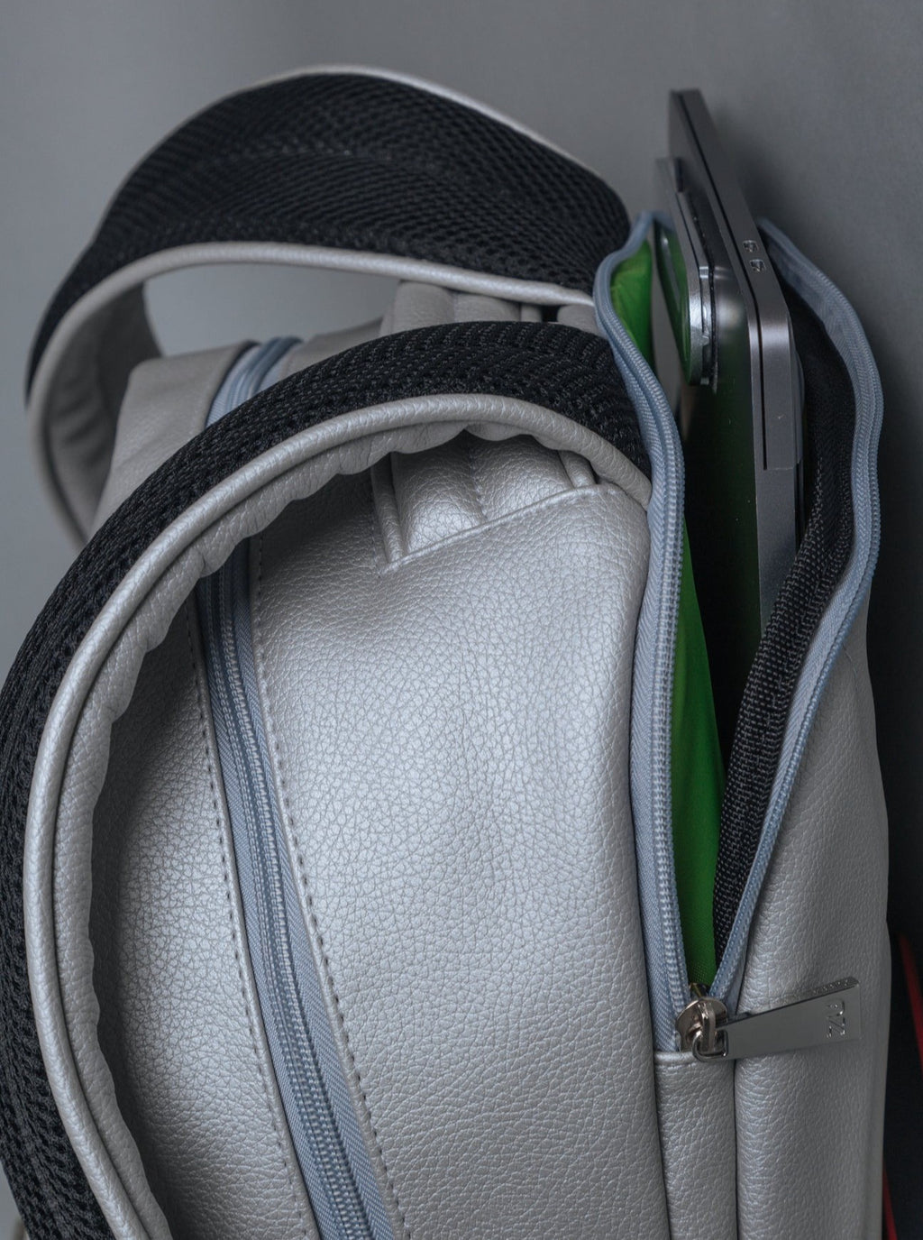 BACKPACK TITAN PLATA - ZUSSA