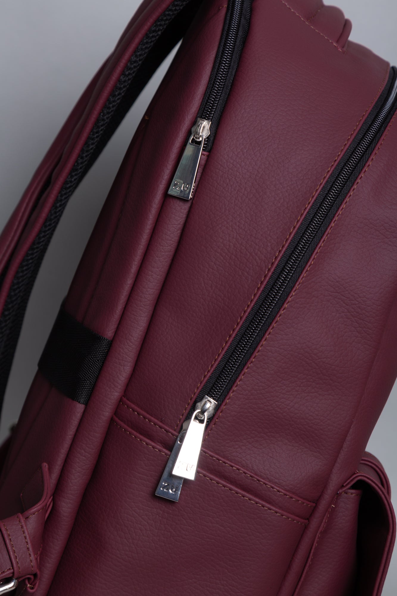 BACKPACK TITAN VINO TINTO - ZUSSA